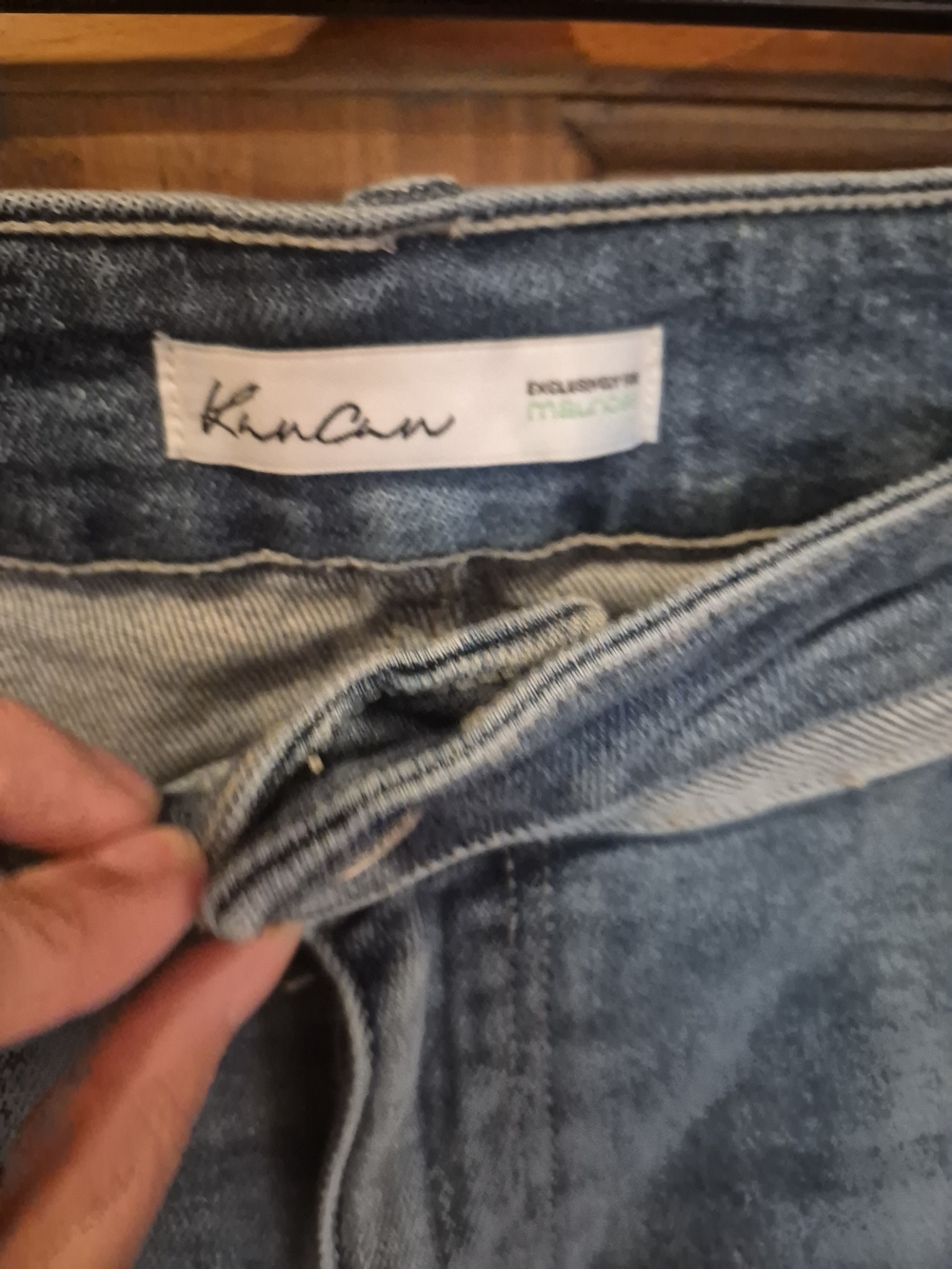 KanCan Light Wash Ankle Crop Jeans with Frayed Hem - Picture 4 of 6